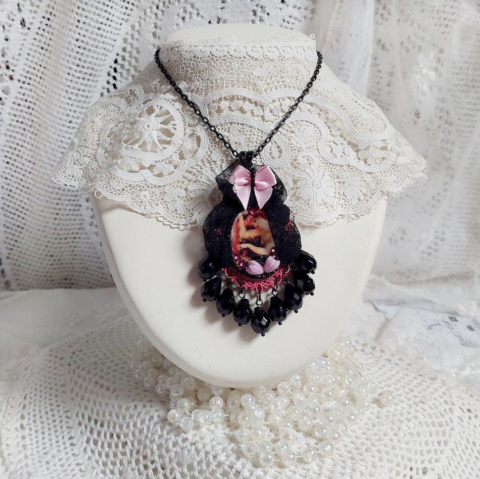 Pendentif Barbara monté avec cabochon résine, pendentif métal, dentelle, fleurs, gouttes verres et perles cristal Swarovski