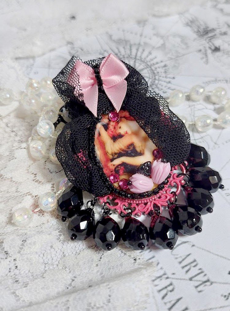 Pendentif Barbara monté avec cabochon résine, pendentif métal, dentelle, fleurs, gouttes verres et perles cristal Swarovski