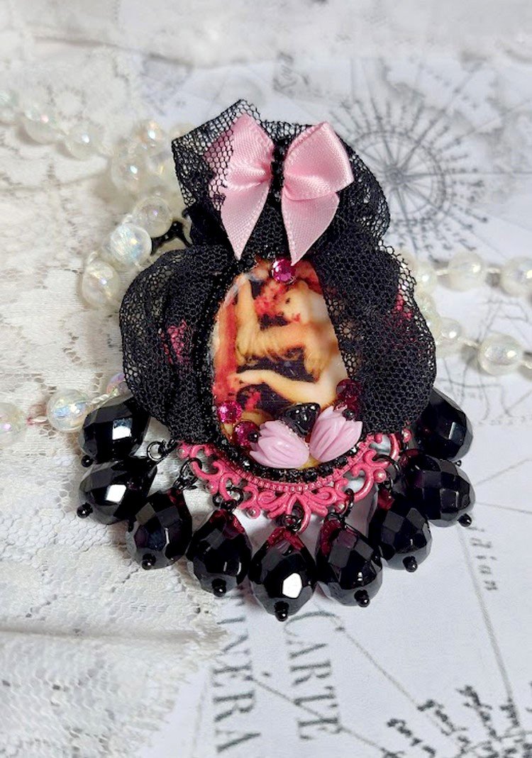 Pendentif Barbara monté avec cabochon résine, pendentif métal, dentelle, fleurs, gouttes verres et perles cristal Swarovski
