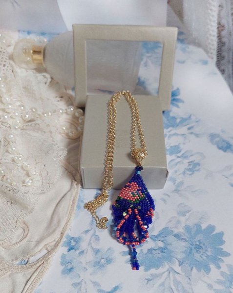 Pendentif Bel&rsquo;Nuit Bleue avec de belles rocailles de qualit&eacute; aux couleurs de bleu, rose et vert &agrave; laquelle s&rsquo;ajoute des toupies en Cristal Cobalt AB. Mont&eacute;s sur une cha&icirc;ne Laiton et fermoir Plaqu&eacute; Or