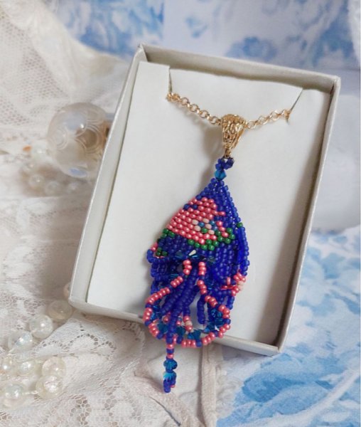 Pendentif Bel&rsquo;Nuit Bleue avec de belles rocailles de qualit&eacute; aux couleurs de bleu, rose et vert &agrave; laquelle s&rsquo;ajoute des toupies en Cristal Cobalt AB. Mont&eacute;s sur une cha&icirc;ne Laiton et fermoir Plaqu&eacute; Or