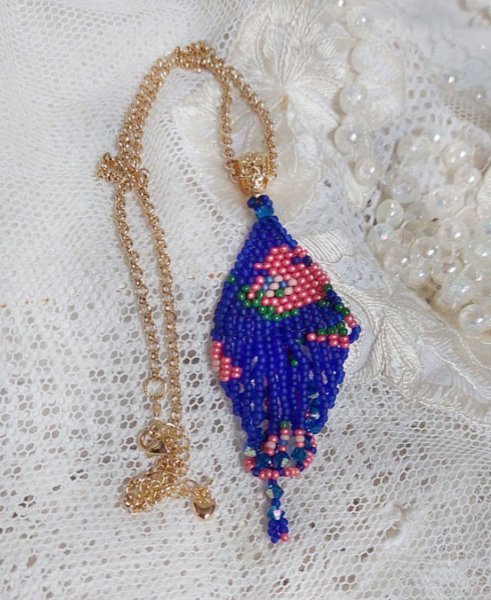 Pendentif Bel&rsquo;Nuit Bleue avec de belles rocailles de qualit&eacute; aux couleurs de bleu, rose et vert &agrave; laquelle s&rsquo;ajoute des toupies en Cristal Cobalt AB. Mont&eacute;s sur une cha&icirc;ne Laiton et fermoir Plaqu&eacute; Or