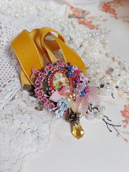 Pendentif Belle Classe brod&eacute; avec ruban, cabochon verre, strass, &eacute;tamines et perles cristal Swarovski