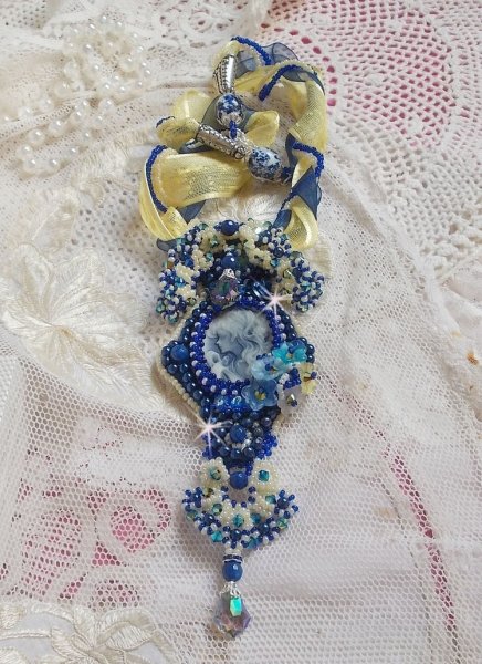 Pendentif Blue Palace Haute-Couture brod&eacute; avec cabochon r&eacute;sine, argent 925, rubans, rocailles et perles Cristal Swarovski