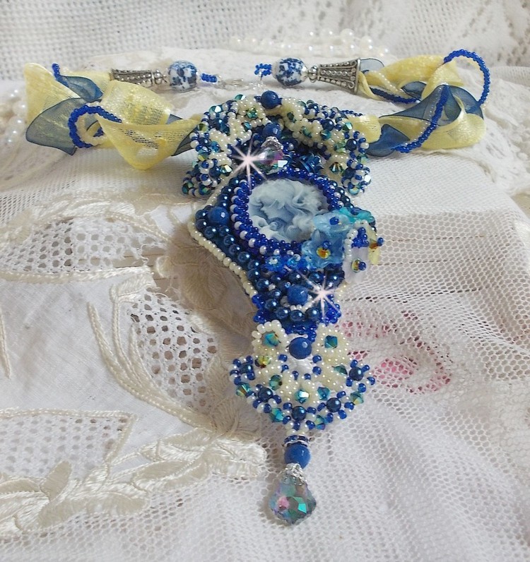 Pendentif Blue Palace Haute-Couture brodé avec cabochon résine, argent 925, rubans, rocailles et perles Cristal Swarovski