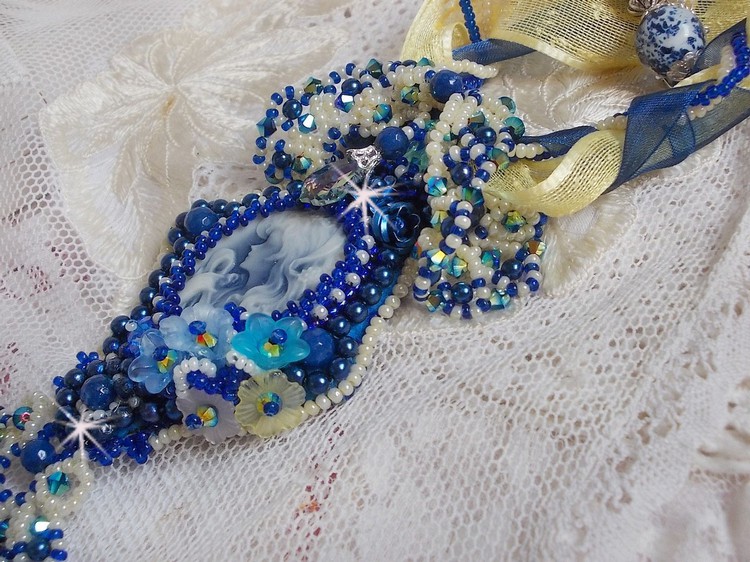 Pendentif Blue Palace Haute-Couture brodé avec cabochon résine, argent 925, rubans, rocailles et perles Cristal Swarovski
