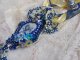 Pendentif Blue Palace Haute-Couture brodé avec cabochon résine, argent 925, rubans, rocailles et perles Cristal Swarovski