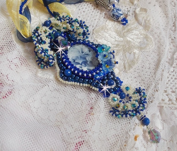 Pendentif Blue Palace Haute-Couture brodé avec cabochon résine, argent 925, rubans, rocailles et perles Cristal Swarovski