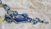 Pendentif Blue Palace Haute-Couture brodé avec cabochon résine, argent 925, rubans, rocailles et perles Cristal Swarovski