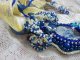 Pendentif Blue Palace Haute-Couture brodé avec cabochon résine, argent 925, rubans, rocailles et perles Cristal Swarovski