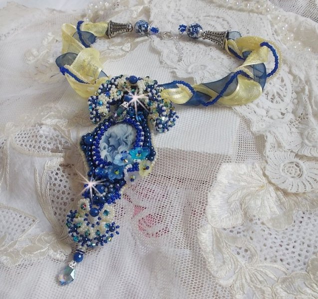 Pendentif Blue Palace Haute-Couture brodé avec cabochon résine, argent 925, rubans, rocailles et perles Cristal Swarovski