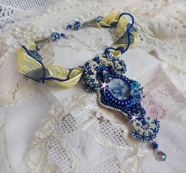 Pendentif Blue Palace Haute-Couture brodé avec cabochon résine, argent 925, rubans, rocailles et perles Cristal Swarovski