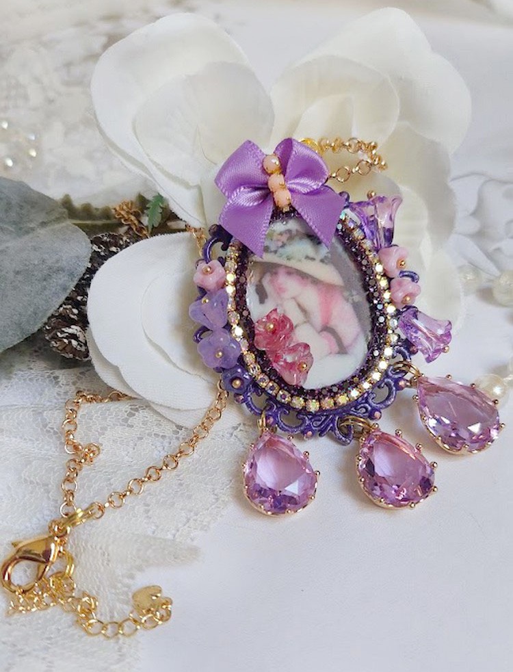 Pendentif Petit Bonheur créé avec breloques poires, fleurs verres, nœud satin et Cristal Swarovski
