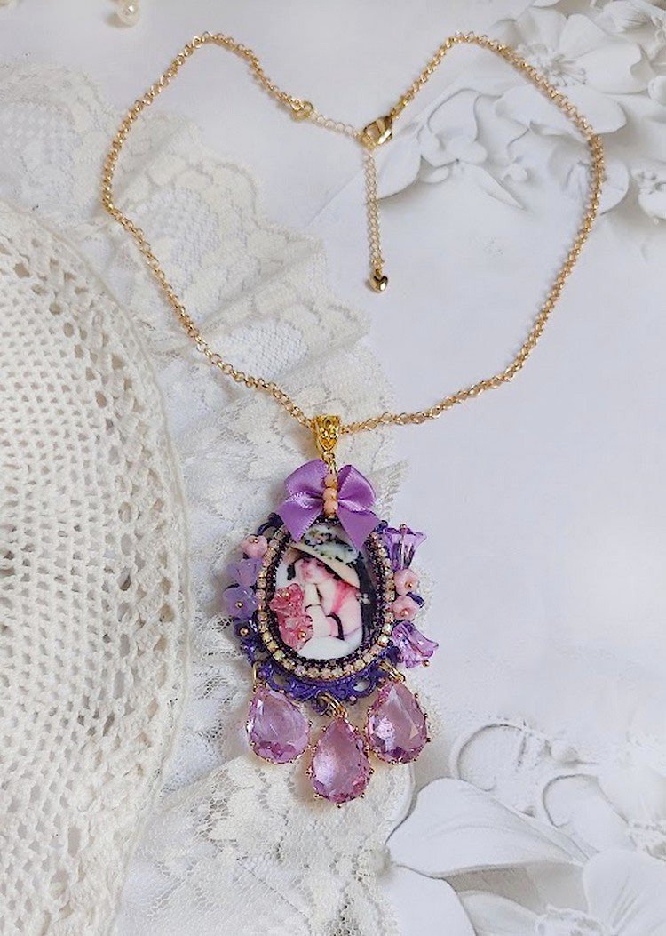 Pendentif Petit Bonheur créé avec breloques poires, fleurs verres, nœud satin et Cristal Swarovski