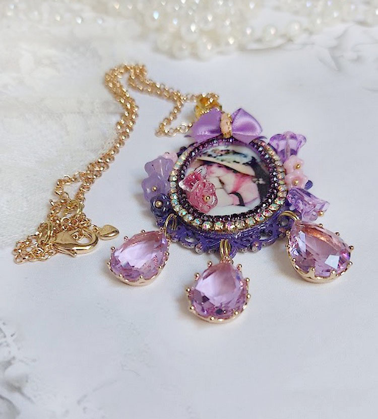 Pendentif Petit Bonheur créé avec breloques poires, fleurs verres, nœud satin et Cristal Swarovski