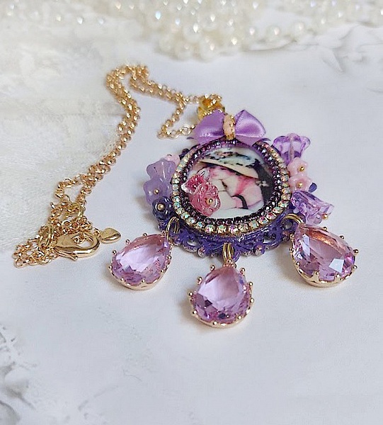 Pendentif Petit Bonheur cr&eacute;&eacute; avec breloques poires, fleurs verres, n&oelig;ud satin et Cristal Swarovski