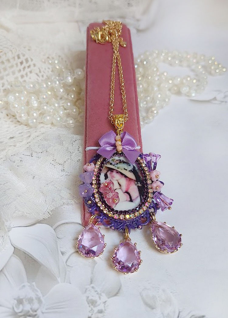 Pendentif Petit Bonheur créé avec breloques poires, fleurs verres, nœud satin et Cristal Swarovski