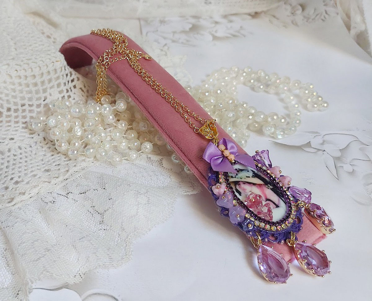 Pendentif Petit Bonheur créé avec breloques poires, fleurs verres, nœud satin et Cristal Swarovski