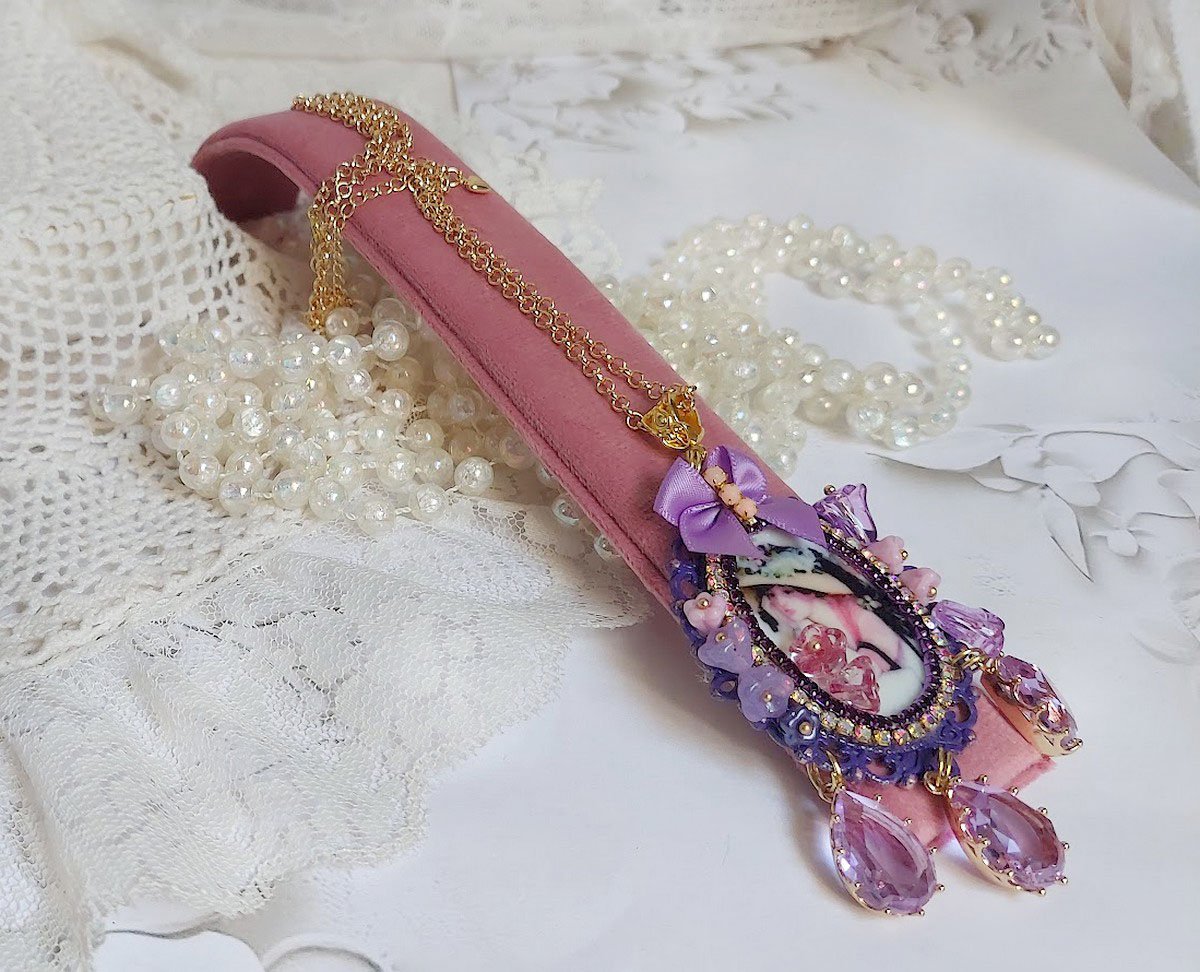 Pendentif Petit Bonheur créé avec breloques poires, fleurs verres, nœud satin et Cristal Swarovski