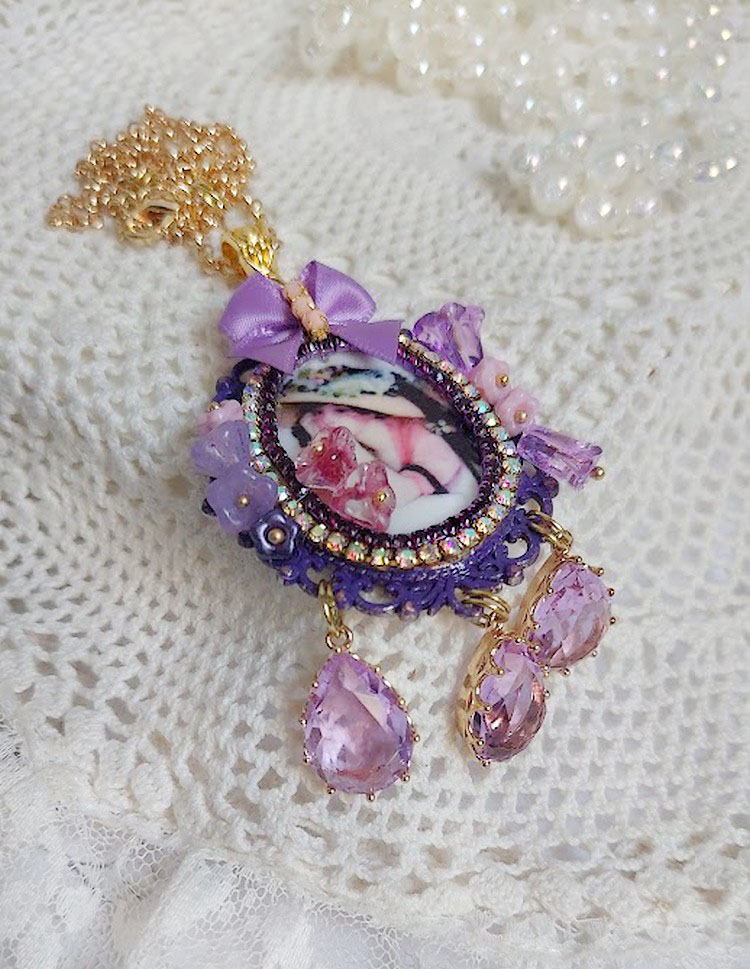 Pendentif Petit Bonheur créé avec breloques poires, fleurs verres, nœud satin et Cristal Swarovski