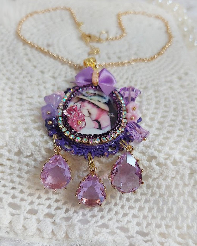 Pendentif Petit Bonheur créé avec breloques poires, fleurs verres, nœud satin et Cristal Swarovski