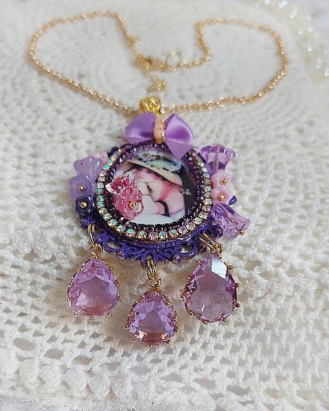 Pendentif Petit Bonheur cr&eacute;&eacute; avec breloques poires, fleurs verres, n&oelig;ud satin et Cristal Swarovski