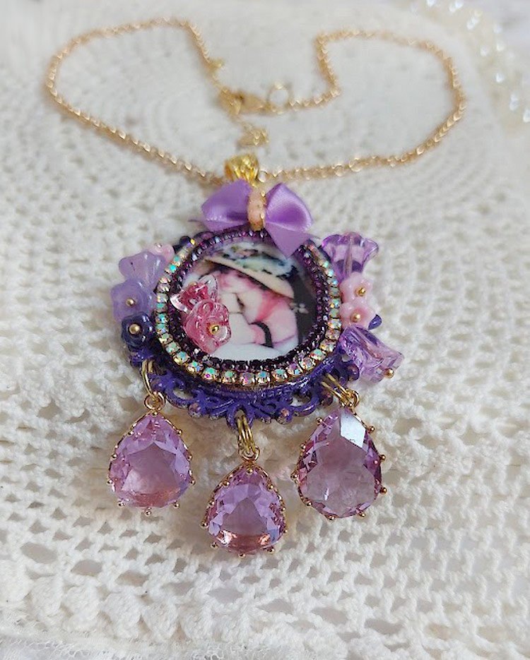 Pendentif Petit Bonheur créé avec breloques poires, fleurs verres, nœud satin et Cristal Swarovski