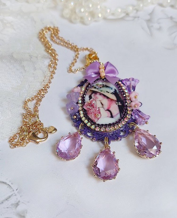 Pendentif Petit Bonheur créé avec breloques poires, fleurs verres, nœud satin et Cristal Swarovski