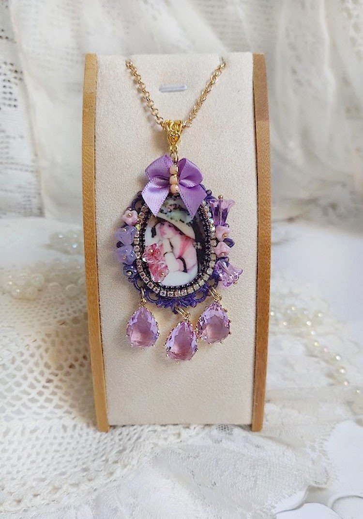 Pendentif Petit Bonheur créé avec breloques poires, fleurs verres, nœud satin et Cristal Swarovski