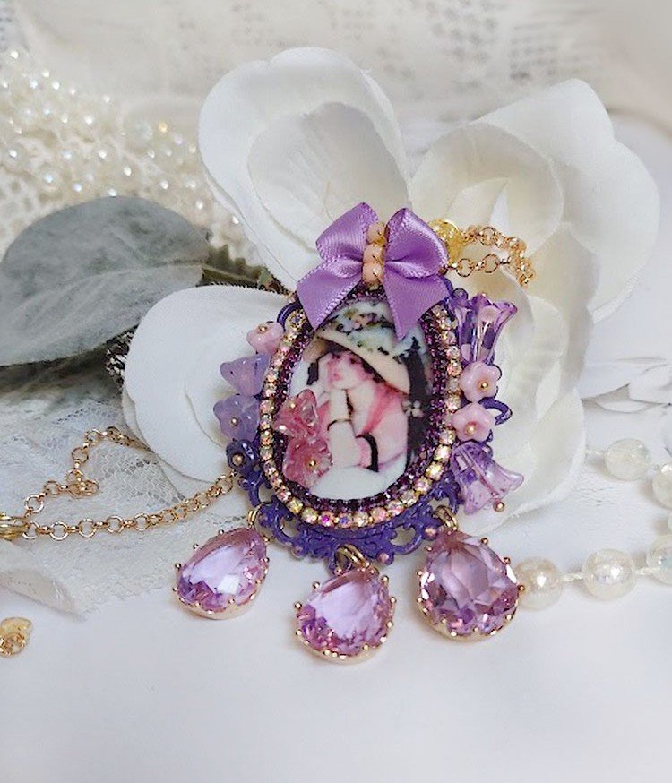 Pendentif Petit Bonheur créé avec breloques poires, fleurs verres, nœud satin et Cristal Swarovski