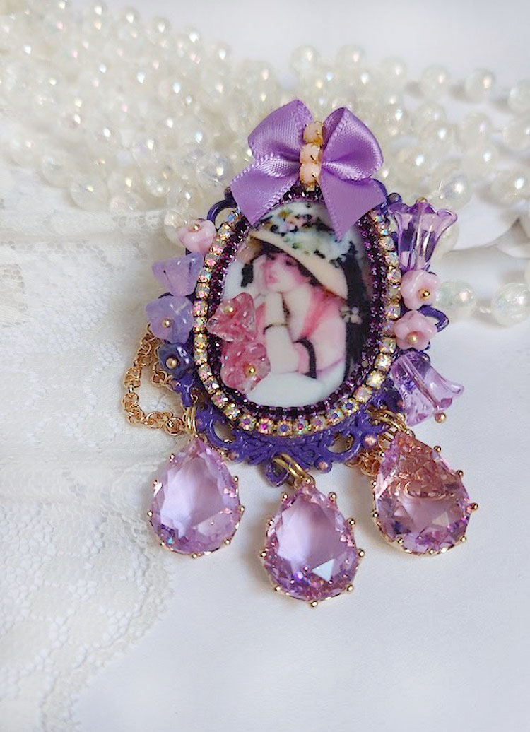 Pendentif Petit Bonheur créé avec breloques poires, fleurs verres, nœud satin et Cristal Swarovski