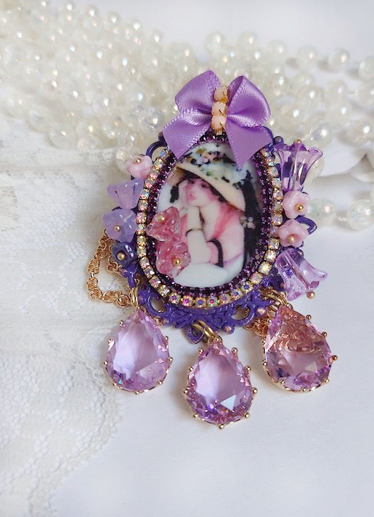 Pendentif Petit Bonheur créé avec breloques poires, fleurs verres, nœud satin et Cristal Swarovski