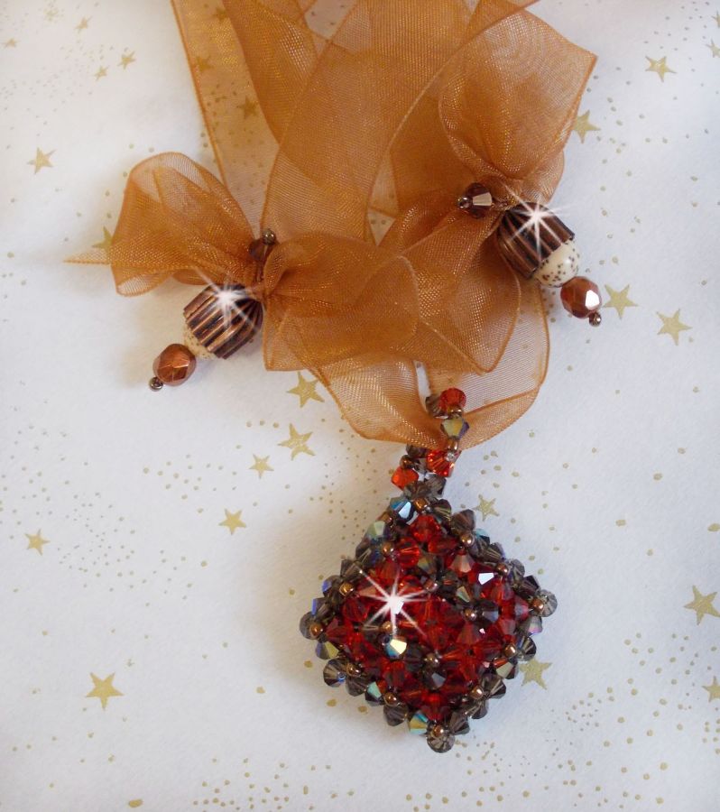 Pendentif Camel  monté avec des facettes et des toupies en cristal de Swarovski