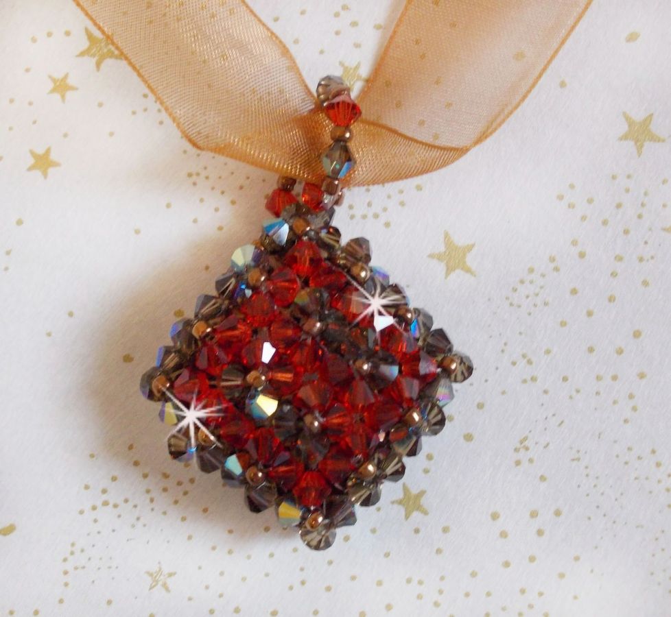 Pendentif Camel  monté avec des facettes et des toupies en cristal de Swarovski