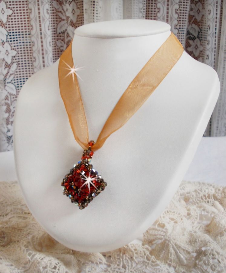 Pendentif Camel  monté avec des facettes et des toupies en cristal de Swarovski