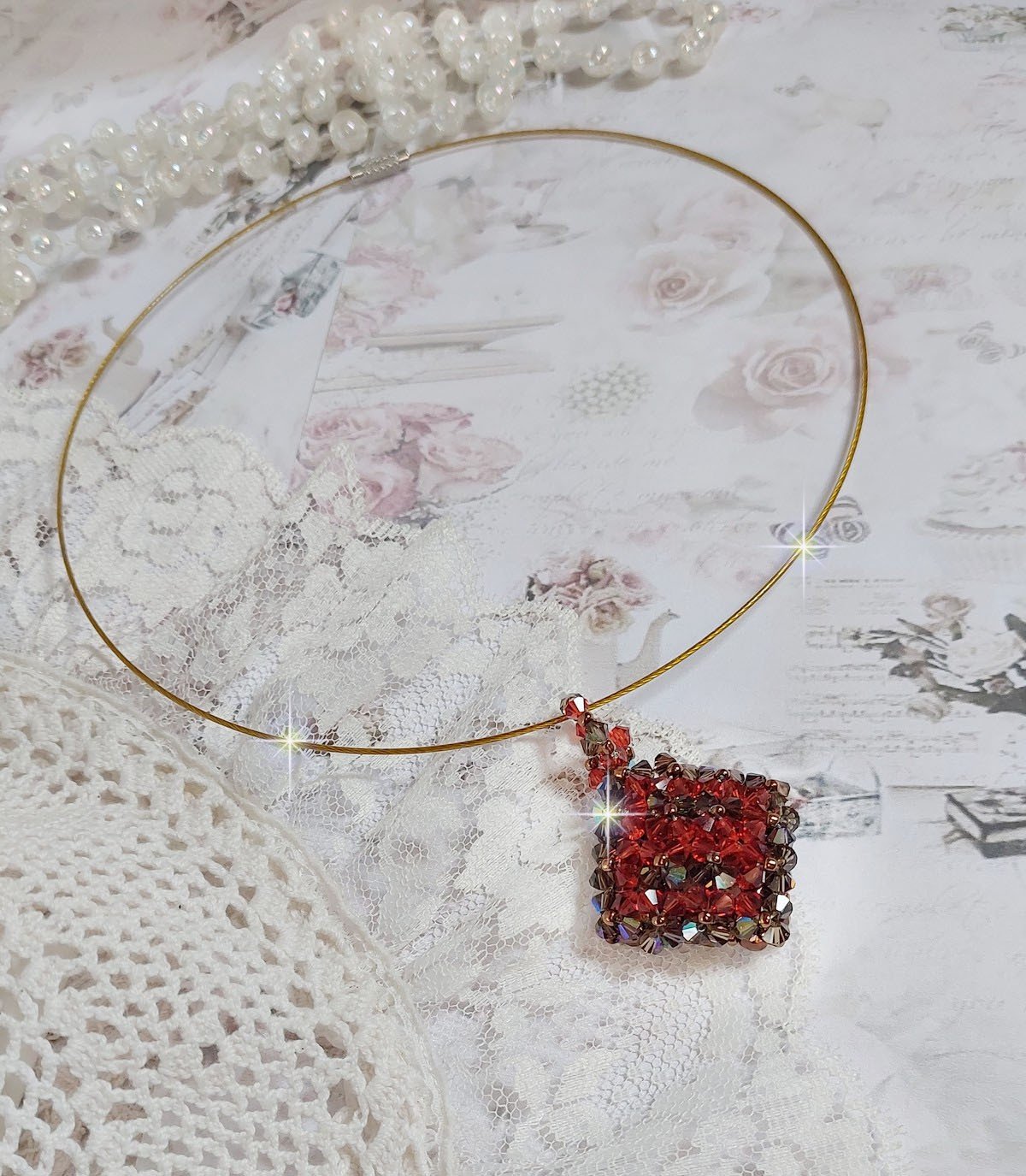 Pendentif Camel mont&eacute; avec des toupies en cristal Indian Red et Smoked Topaz de qualit&eacute; AB sur une base de facettes Dark Bronze et sur un tour de cou c&acirc;bl&eacute; rigide Dor&eacute; avec un fermoir &agrave; vis Argent&eacute;