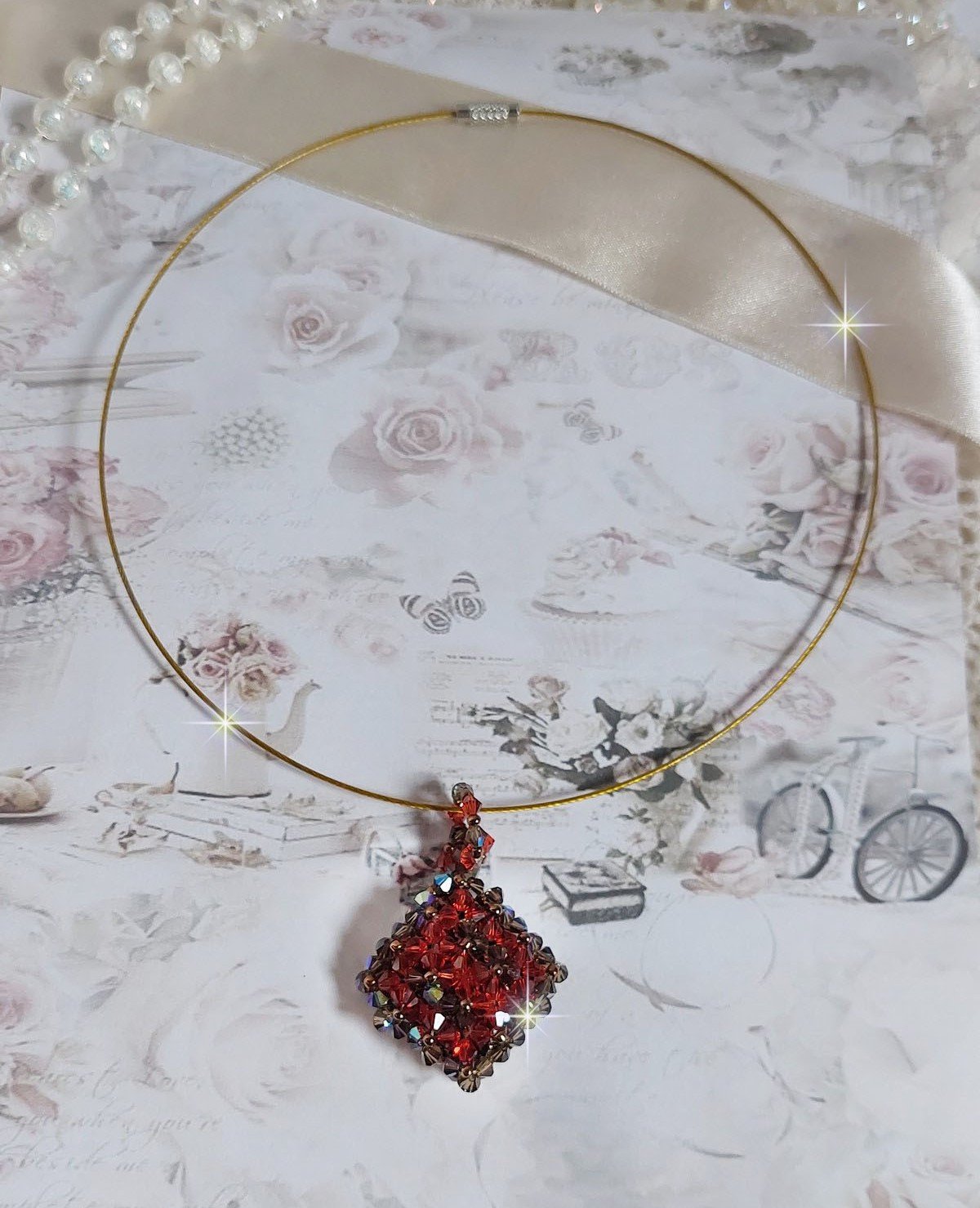 Pendentif Camel mont&eacute; avec des toupies en cristal Indian Red et Smoked Topaz de qualit&eacute; AB sur une base de facettes Dark Bronze et sur un tour de cou c&acirc;bl&eacute; rigide Dor&eacute; avec un fermoir &agrave; vis Argent&eacute;