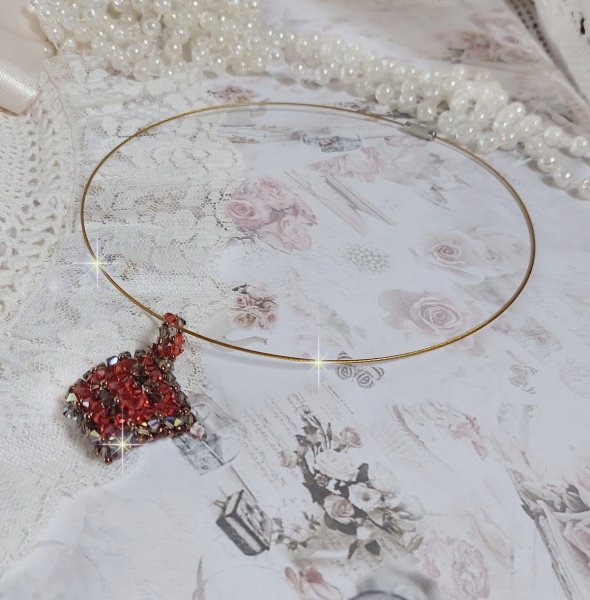 Pendentif Camel mont&eacute; avec des toupies en cristal Indian Red et Smoked Topaz de qualit&eacute; AB sur une base de facettes Dark Bronze et sur un tour de cou c&acirc;bl&eacute; rigide Dor&eacute; avec un fermoir &agrave; vis Argent&eacute;