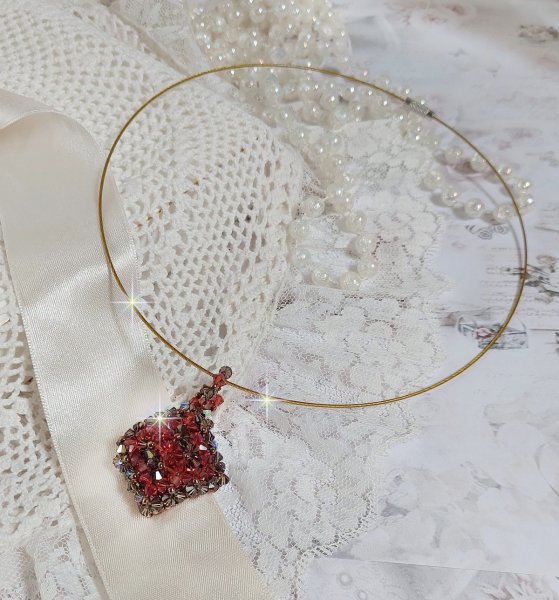 Pendentif Camel mont&eacute; avec des toupies en cristal Indian Red et Smoked Topaz de qualit&eacute; AB sur une base de facettes Dark Bronze et sur un tour de cou c&acirc;bl&eacute; rigide Dor&eacute; avec un fermoir &agrave; vis Argent&eacute;