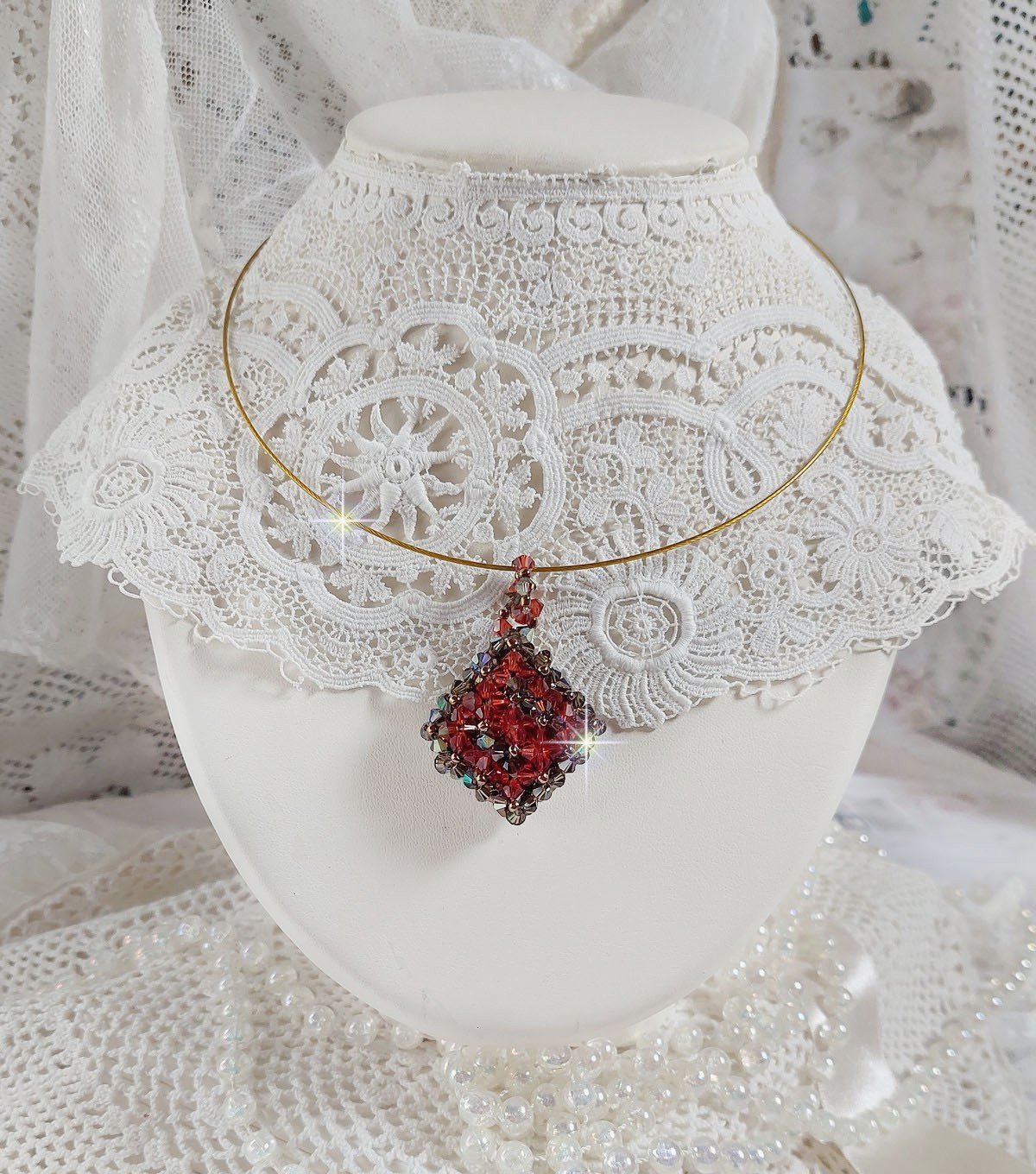 Pendentif Camel mont&eacute; avec des toupies en cristal Indian Red et Smoked Topaz de qualit&eacute; AB sur une base de facettes Dark Bronze et sur un tour de cou c&acirc;bl&eacute; rigide Dor&eacute; avec un fermoir &agrave; vis Argent&eacute;