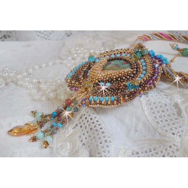 Collier pendentif Cheyenne brod&eacute; tout en rocailles de haute qualit&eacute; avec des pierres semi-pr&eacute;cieuses
