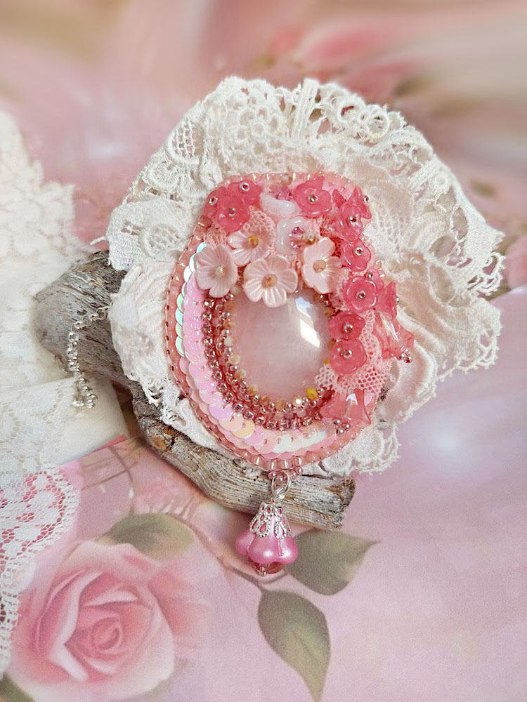 Pendentif Cœur de Quartz brodé avec cabochon Quartz, sequins, fleurs verres, dentelle et Perles Cristal Swarovski