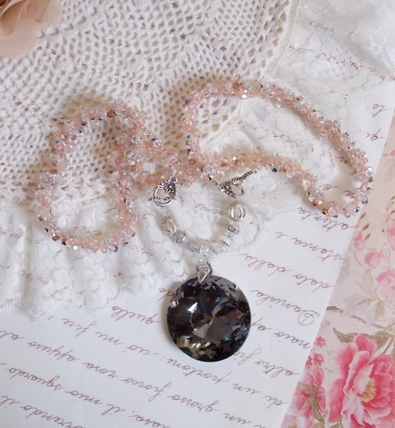 Pendentif Coco brod&eacute; avec des cristaux de Swarovski et un m&eacute;daillon cristal fum&eacute;