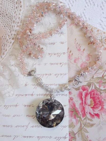 Pendentif Coco brod&eacute; avec des cristaux de Swarovski et un m&eacute;daillon cristal fum&eacute;