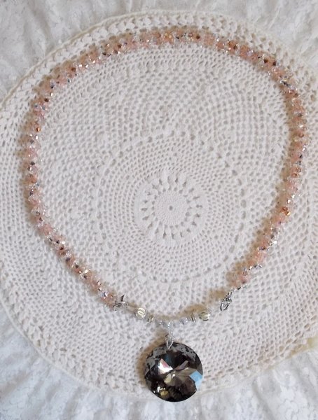 Pendentif Coco brod&eacute; avec des cristaux de Swarovski et un m&eacute;daillon cristal fum&eacute;