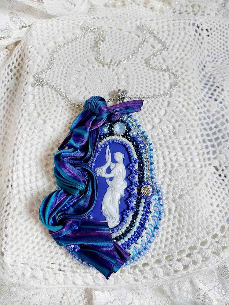 Pendentif Corne d&rsquo;Abondance brod&eacute; avec cabochon porcelaine, soie, sequins, rocailles et perles Cristal Swarovski