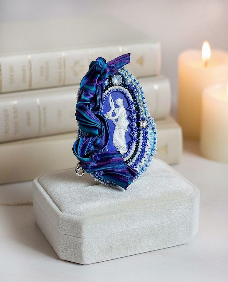 Pendentif Corne d&rsquo;Abondance brod&eacute; avec cabochon porcelaine, soie, sequins, rocailles et perles Cristal Swarovski