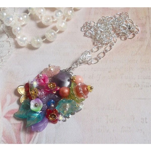 Pendentif Couronne Chic Printani&egrave;re cr&eacute;&eacute; avec diverses fleurs, perles nacr&eacute;es, Murano, cristaux, Am&eacute;thyst et autres avec une cha&icirc;ne en Argent