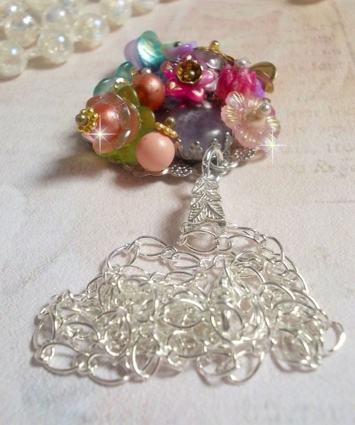 Pendentif Couronne Chic Printani&egrave;re cr&eacute;&eacute; avec diverses fleurs, perles nacr&eacute;es, Murano, cristaux, Am&eacute;thyst et autres avec une cha&icirc;ne en Argent