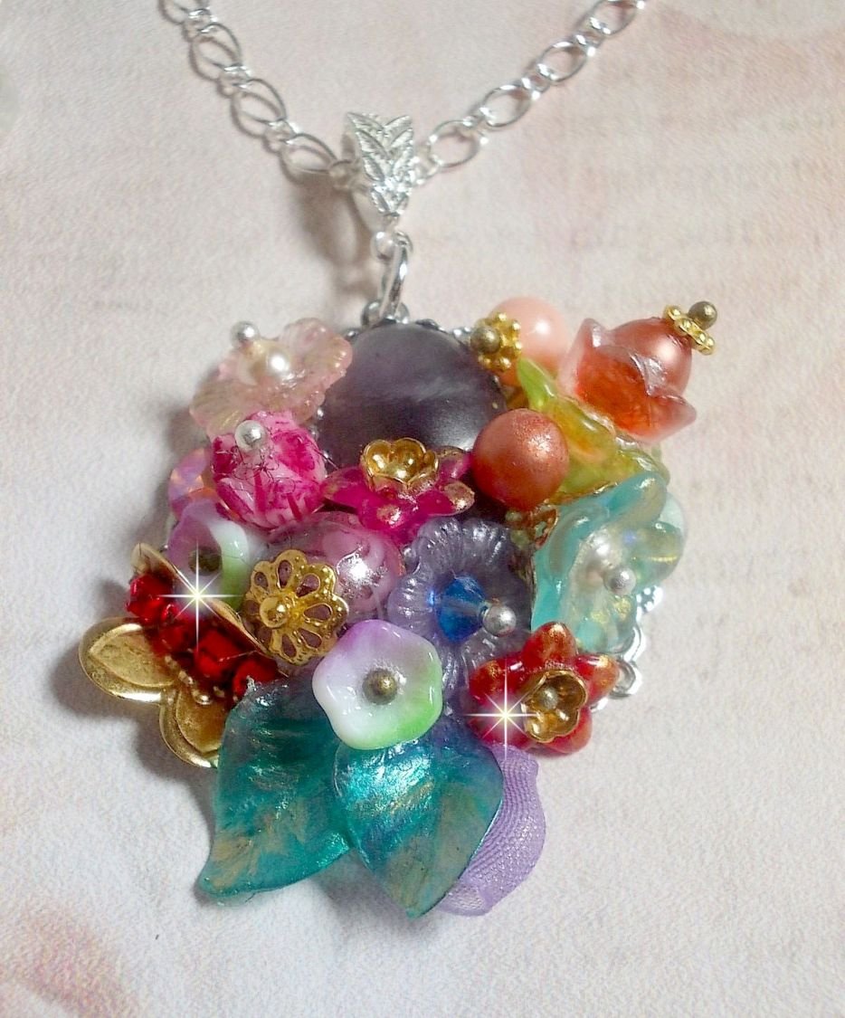 Pendentif Couronne Chic Printanière créé avec diverses fleurs, perles nacrées, Murano, cristaux, Améthyst et autres avec une chaîne en Argent
